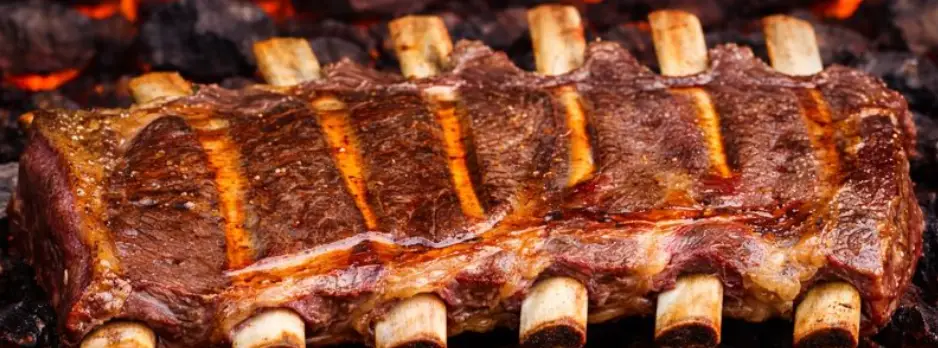 Costela assado na brasa em fogo brando