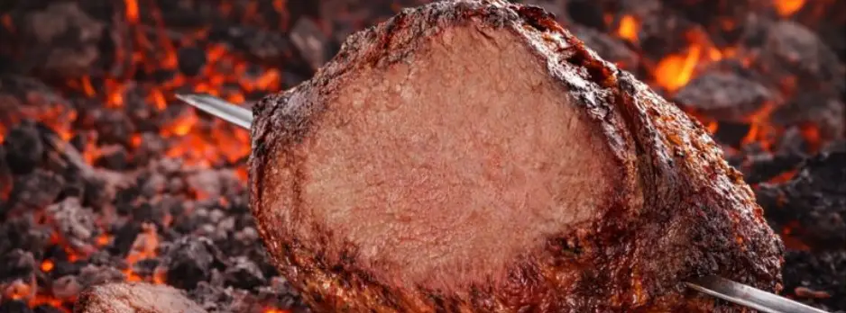 Cupim assado na brasa com espeto