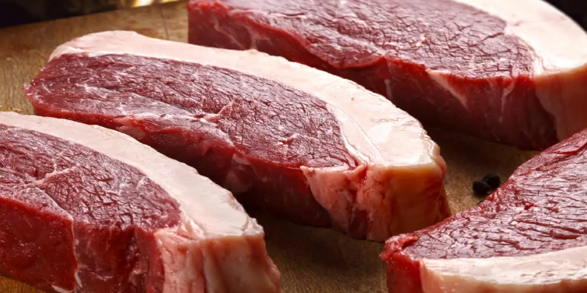 Churrasco com carnes na grelha e utensílios