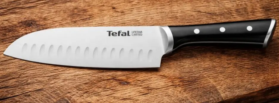 Faca Santoku Tefal Ice Force 18cm com lâmina em aço inoxidável alemão, tecnologia Ice Force e cabo ergonômico
